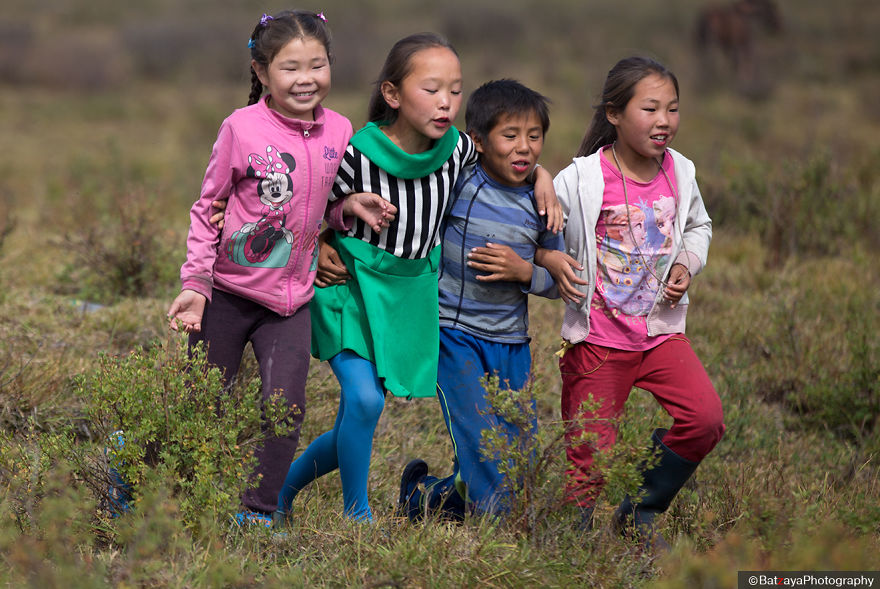 I Took Photos Of Adorable Kids With Their Reindeer In The Remote Taiga Mountains Of Mongolia