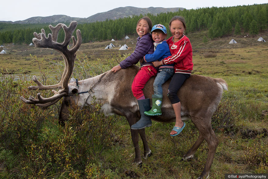 I Took Photos Of Adorable Kids With Their Reindeer In The Remote Taiga Mountains Of Mongolia