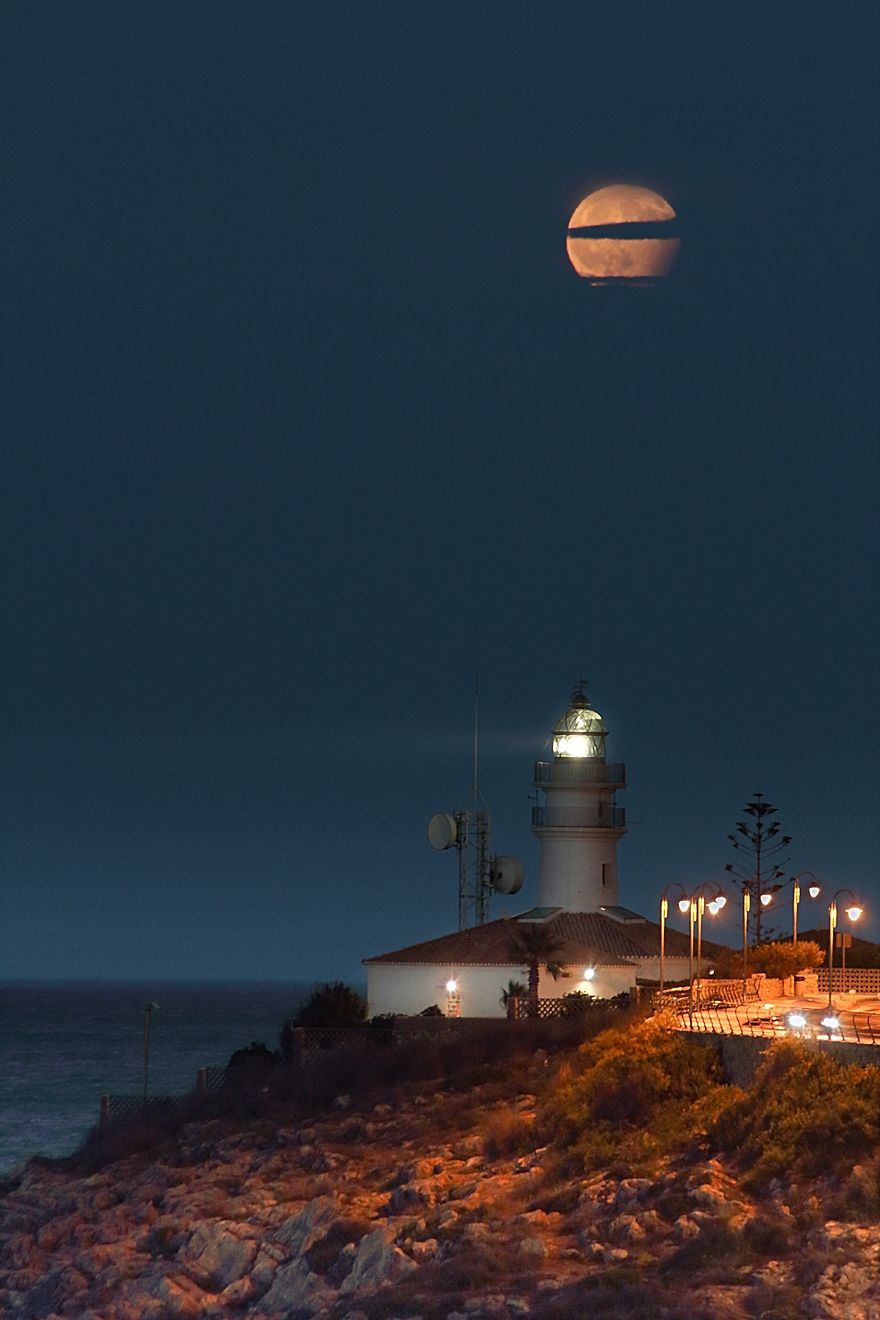 In Town | Lunar Eclipse Ends Over Mediterranean, Spain - José Joaquin Chambro Bris / Pna