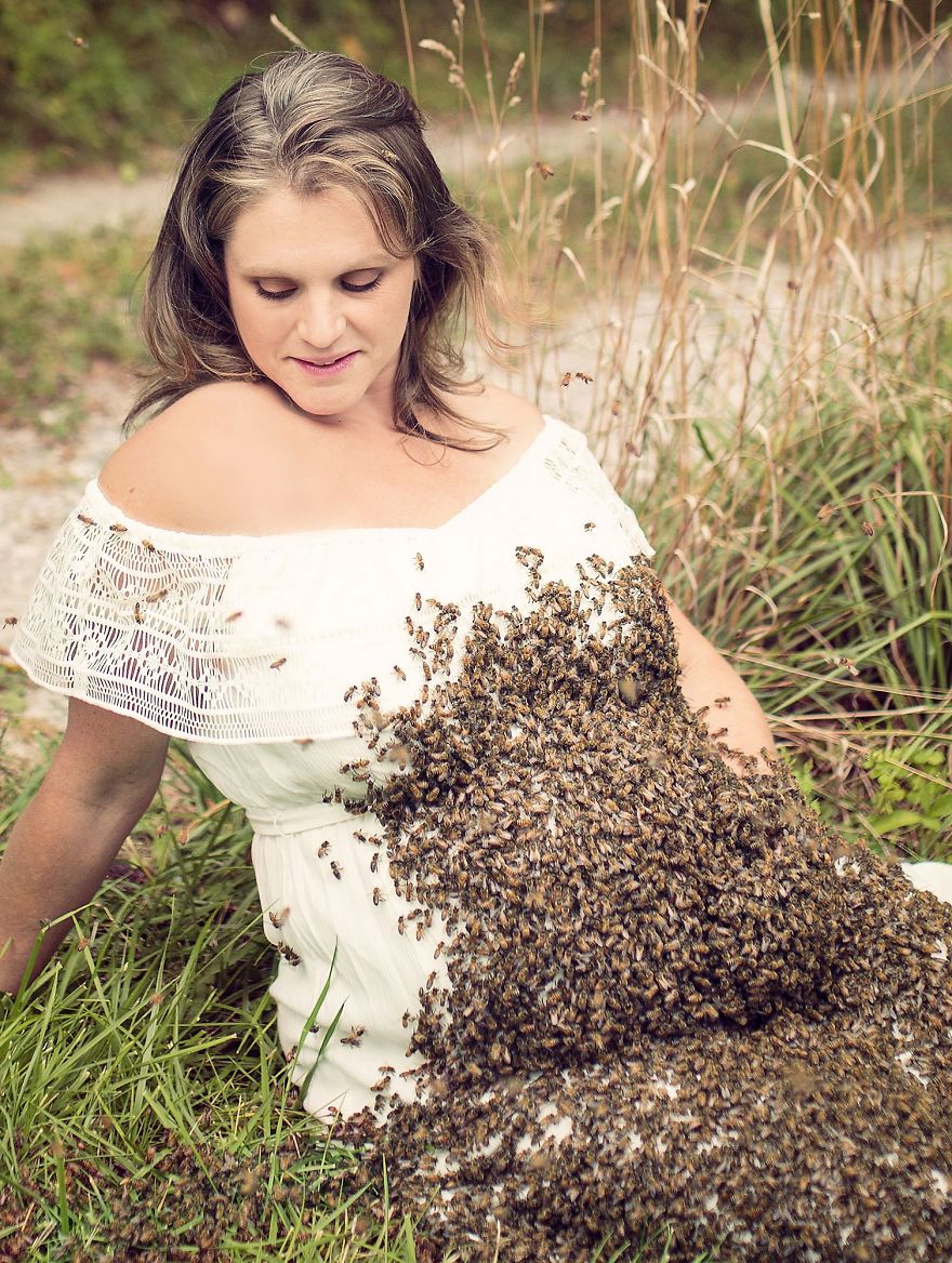 Pregnant Woman Poses With 20,000 Live Bees For Crazy Maternity Photoshoot Pregnant Woman Poses With 20,000 Live Bees For Crazy Maternity Photoshoot