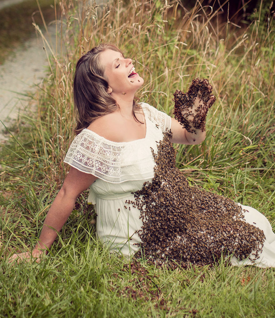 Pregnant Woman Poses With 20,000 Live Bees For Crazy Maternity Photoshoot Pregnant Woman Poses With 20,000 Live Bees For Crazy Maternity Photoshoot