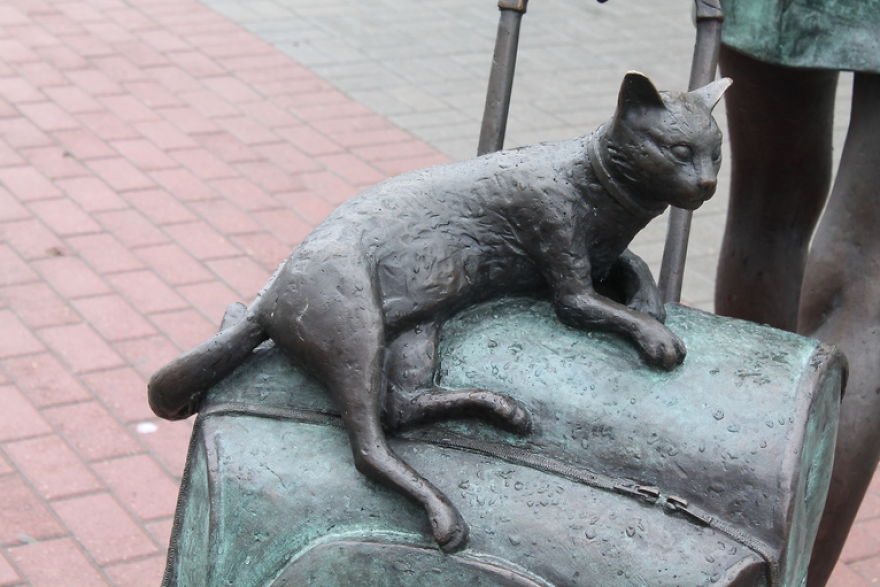 пропал рыжий кот ачинск. памятник кошке. чёрный котик купить живого. рыжий кот в деревне. скульптура курортница молодечно.