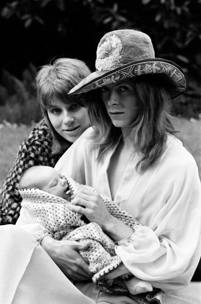 Rare Photos From 1971 Show David Bowie And His Ex-Wife Taking Their Son Zowie For A Walk Rare Photos From 1971 Show David Bowie And His Ex-Wife Taking Their Son Zowie For A Walk