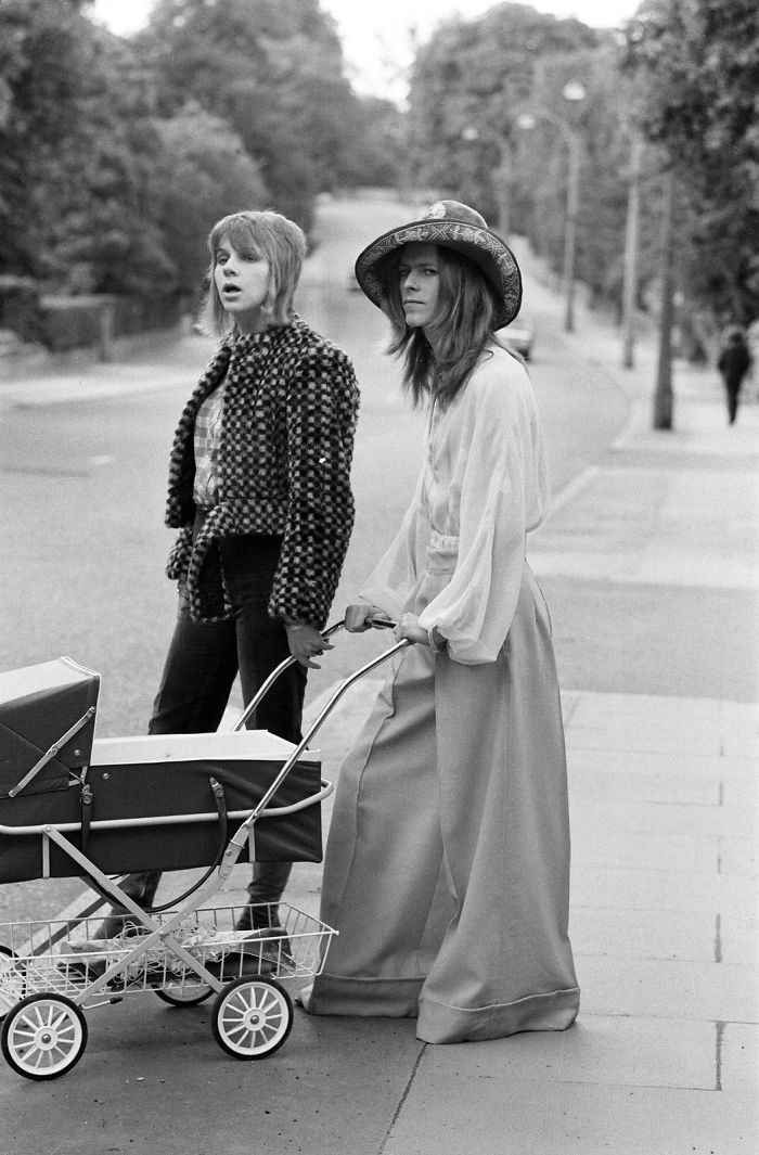 Rare Photos From 1971 Show David Bowie And His Ex-Wife Taking Their Son Zowie For A Walk Rare Photos From 1971 Show David Bowie And His Ex-Wife Taking Their Son Zowie For A Walk