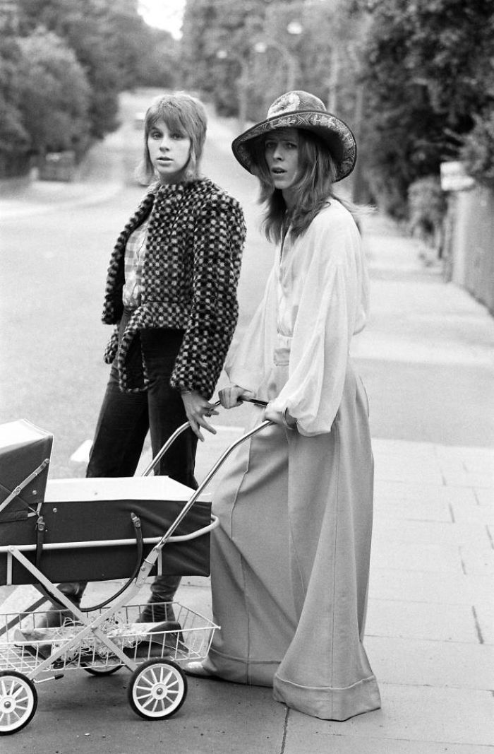 Rare Photos From 1971 Show David Bowie And His Ex-Wife Taking Their Son Zowie For A Walk Rare Photos From 1971 Show David Bowie And His Ex-Wife Taking Their Son Zowie For A Walk
