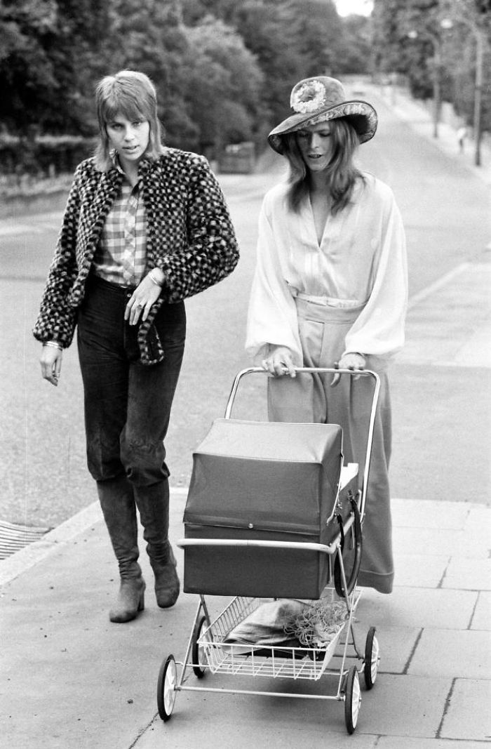 Rare Photos From 1971 Show David Bowie And His Ex-Wife Taking Their Son Zowie For A Walk Rare Photos From 1971 Show David Bowie And His Ex-Wife Taking Their Son Zowie For A Walk