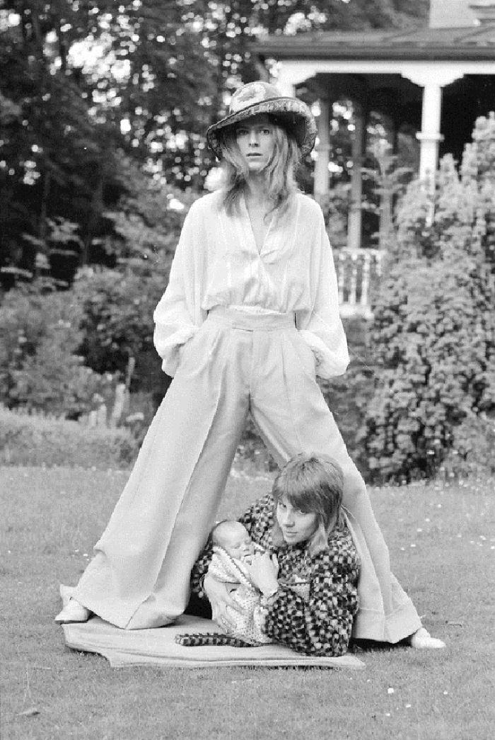 Rare Photos From 1971 Show David Bowie And His Ex-Wife Taking Their Son Zowie For A Walk