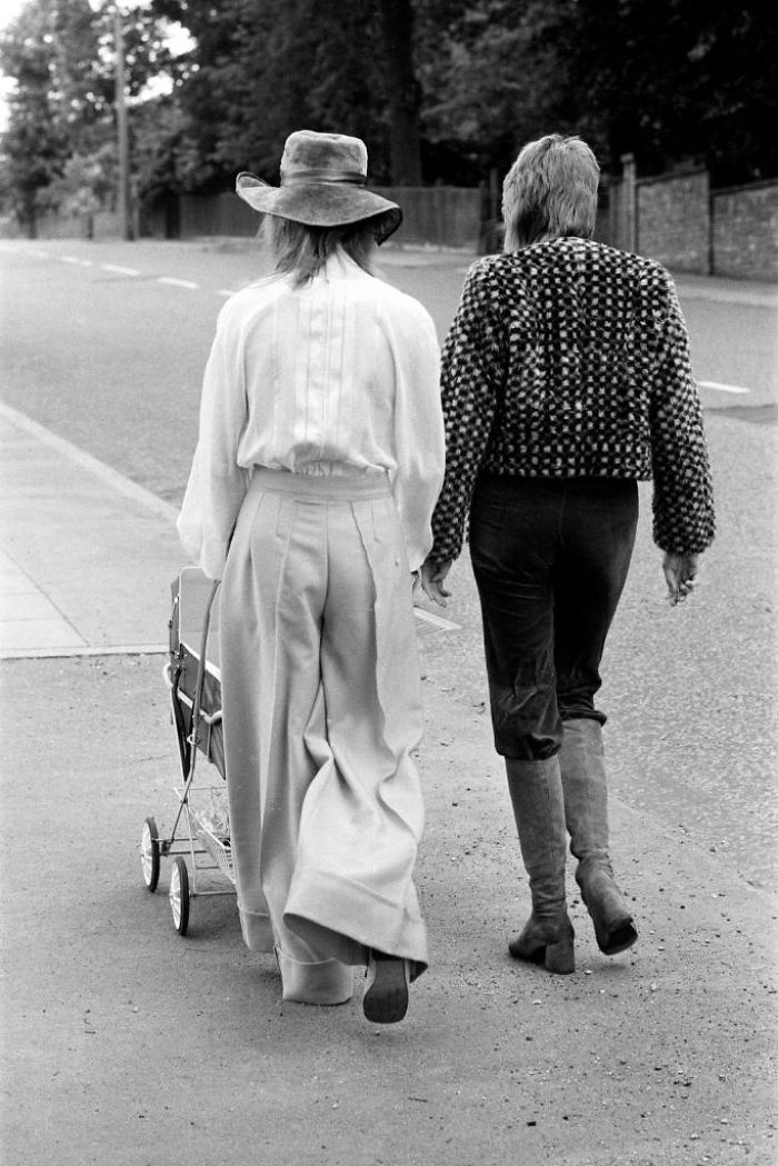 Rare Photos From 1971 Show David Bowie And His Ex-Wife Taking Their Son Zowie For A Walk Rare Photos From 1971 Show David Bowie And His Ex-Wife Taking Their Son Zowie For A Walk