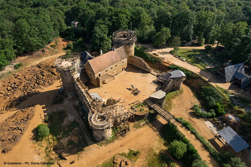 For 20 Years The French Have Been Building A Medieval Castle Using Medieval Techniques, And The Result Is Incredible For 20 Years The French Have Been Building A Medieval Castle Using Medieval Techniques, And The Result Is Incredible