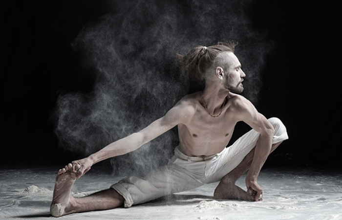 I Photographed The Dynamics Of Yoga Using Flour