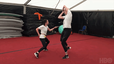 game-of-thrones-fight-behind-the-scenes-maisie-williams-gwendoline-christie-13
