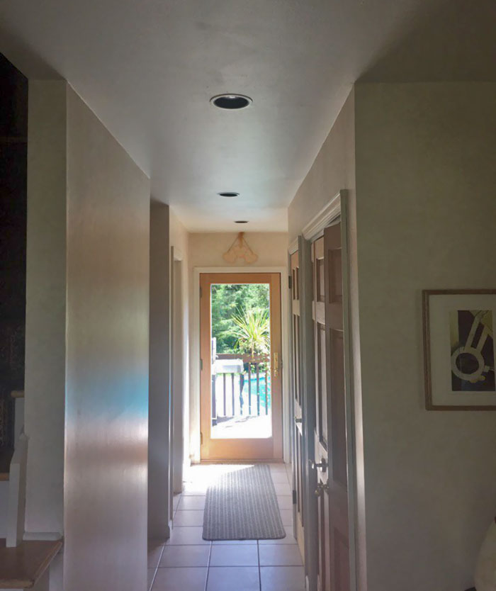 Been Living Here For 22 Years And I Just Noticed The Lights Aren't Aligned