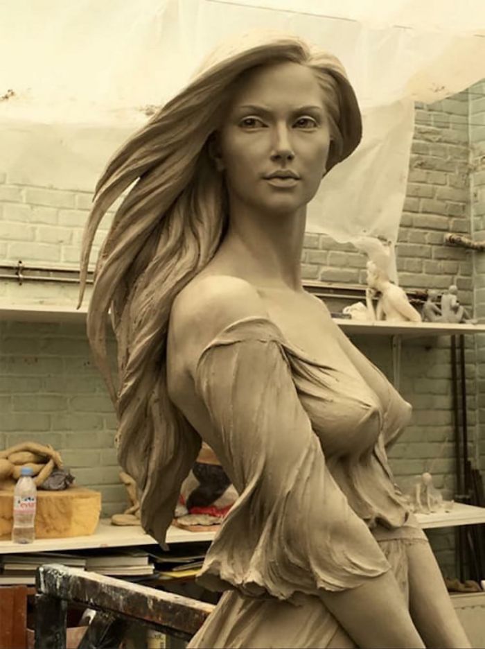 Artist Creates Life-Size Sculptures Of Women Inspired By Renaissance Art, Reveals The Beauty Of Female Form Artist Creates Life-Size Sculptures Of Women Inspired By Renaissance Art, Reveals The Beauty Of Female Form