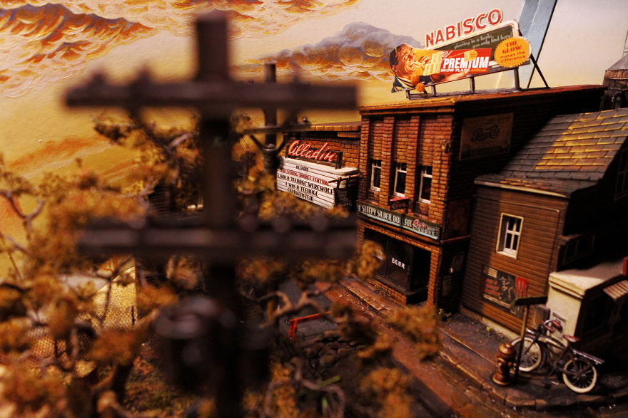 I Rebuilt An Old Stereo Unit As A Tribute To Stephen King's 'It' I Rebuilt An Old Stereo Unit As A Tribute To Stephen King's 'It'