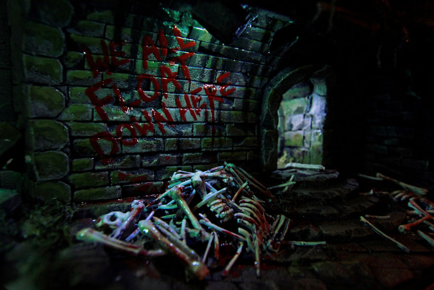 I Rebuilt An Old Stereo Unit As A Tribute To Stephen King's 'It' I Rebuilt An Old Stereo Unit As A Tribute To Stephen King's 'It'