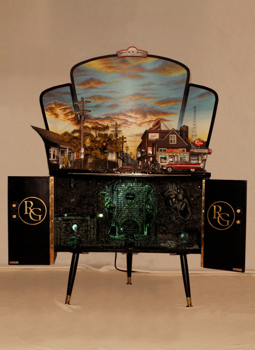 I Rebuilt An Old Stereo Unit As A Tribute To Stephen King's 'It' I Rebuilt An Old Stereo Unit As A Tribute To Stephen King's 'It'