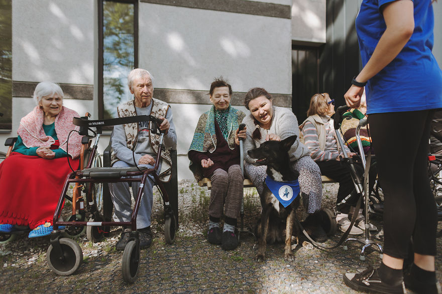 We Followed Local Canistherapy Center Team To Senior Foster Homes And Children Hospitals For Two Years To Document People Emotions We Followed Local Canistherapy Center Team To Senior Foster Homes And Children Hospitals For Two Years To Document People Emotions