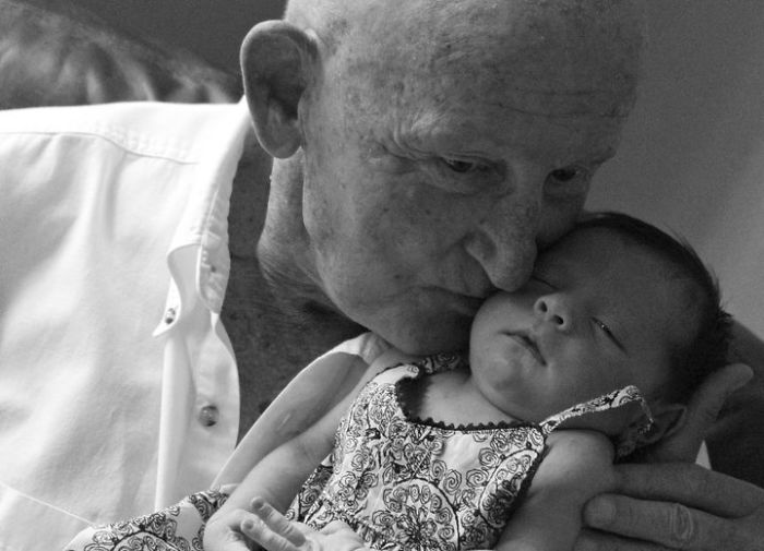 Дедушки и маленькие внучки. Трогательные фотографии. Старик и младенец. Дедушка и внук. Бабушка с внучкой на руках.