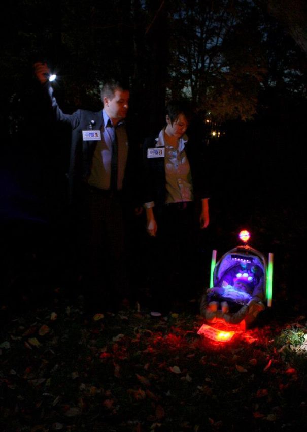 X-Files Halloween Costumes With Baby Alien