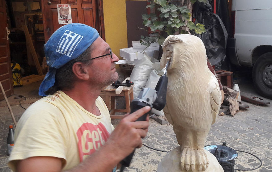 Romanian Artist Uses A Chainsaw To Turn Trees Into Sculptures, And The Result Is Impressive