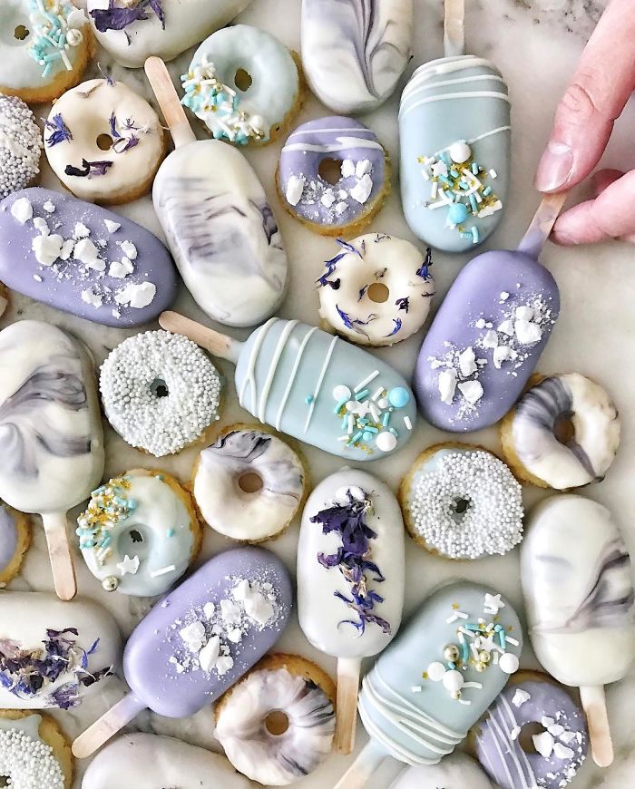 Avid Home Baker Who Turns Leftover Cake Scraps Into Meticulously Crafted Cake-Popsicles