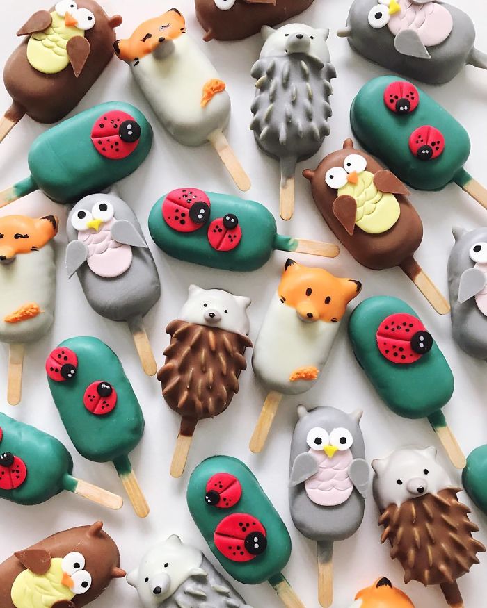 Avid Home Baker Who Turns Leftover Cake Scraps Into Meticulously Crafted Cake-Popsicles