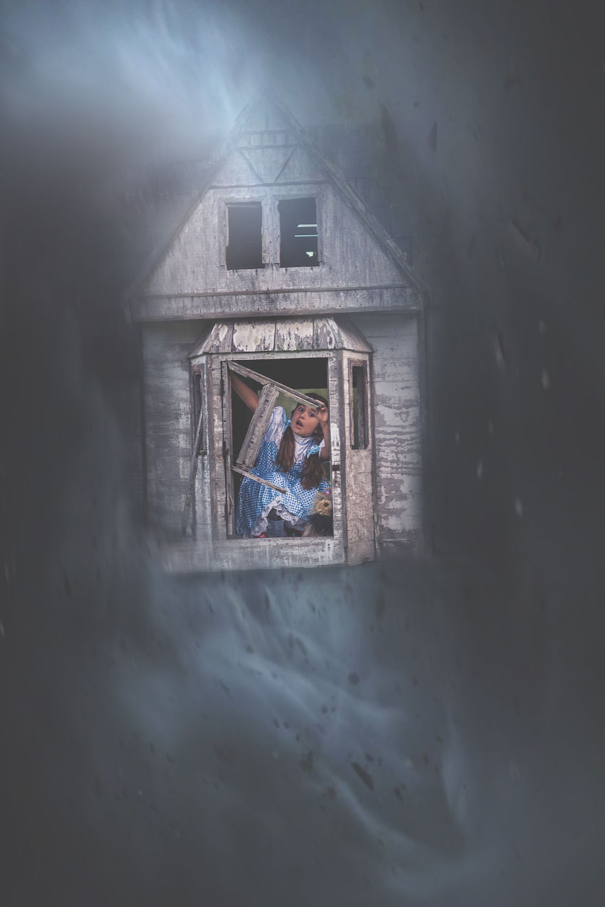 This American Photographer Specializes In Photographing Kids In Costume For Halloween, And It's Seriously Spooky