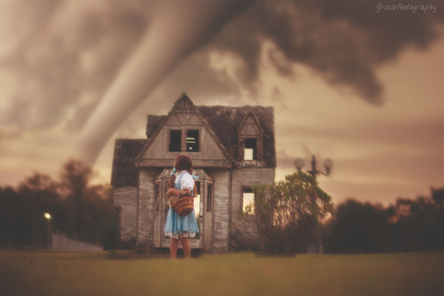 This American Photographer Specializes In Photographing Kids In Costume For Halloween, And It's Seriously Spooky