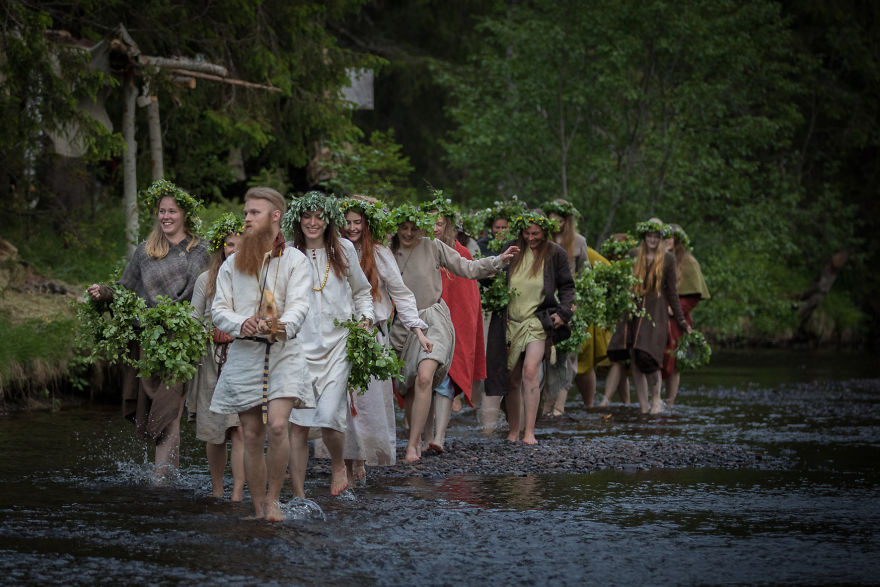 Have You Ever Wondered How The Cribs Would Have Looked In The Viking Age? These Vikings Have A Funny Answer For You!