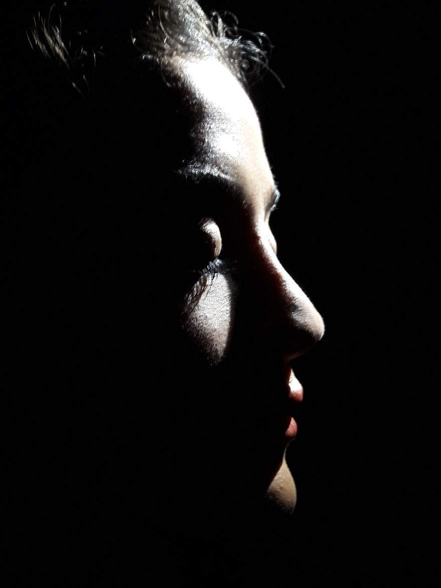 I Made A Photoshoot Only With A Single Flashlight And A Randomly Selected Average Smartphone