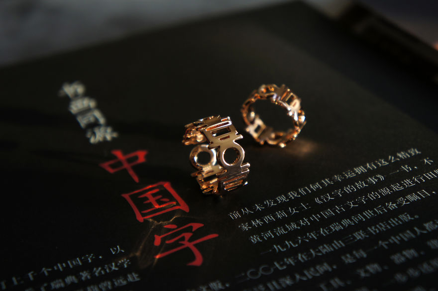 I Wear 300- 400 Year-Old Ceramic Treasure From Qing Dynasty I Wear 300- 400 Year-Old Ceramic Treasure From Qing Dynasty