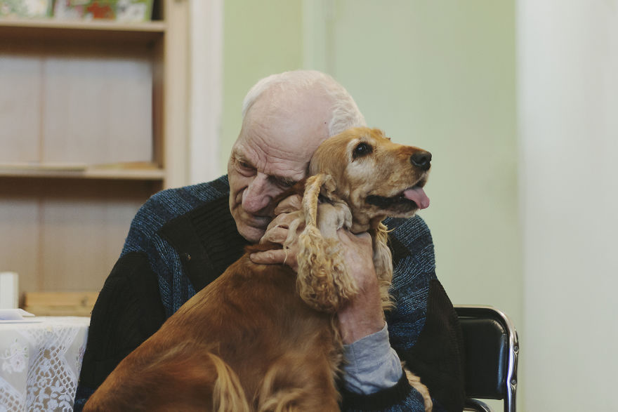 We Followed Local Canistherapy Center Team To Senior Foster Homes And Children Hospitals For Two Years To Document People Emotions We Followed Local Canistherapy Center Team To Senior Foster Homes And Children Hospitals For Two Years To Document People Emotions