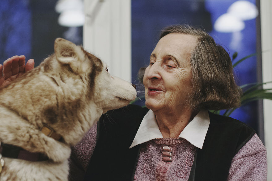 We Followed Local Canistherapy Center Team To Senior Foster Homes And Children Hospitals For Two Years To Document People Emotions We Followed Local Canistherapy Center Team To Senior Foster Homes And Children Hospitals For Two Years To Document People Emotions