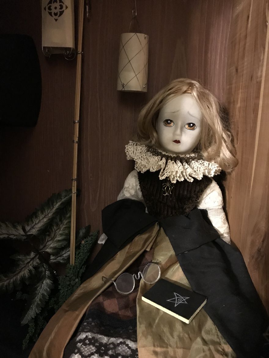 I Refurbish Old Dolls Into Creepy Halloween Decorations I Refurbish Old Dolls Into Creepy Halloween Decorations