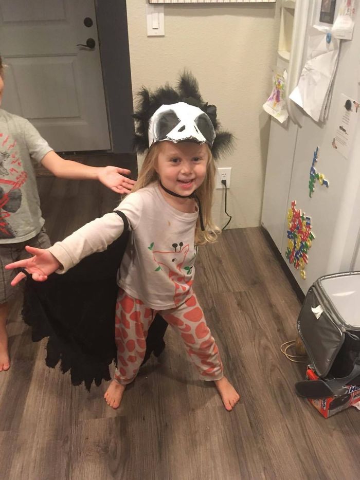 Mother Creates Halloween Costumes For Her 3-Year-Old Who Had Her Arm Amputated Because Of Cancer Mother Creates Halloween Costumes For Her 3-Year-Old Who Had Her Arm Amputated Because Of Cancer