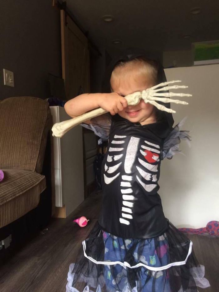Mother Creates Halloween Costumes For Her 3-Year-Old Who Had Her Arm Amputated Because Of Cancer Mother Creates Halloween Costumes For Her 3-Year-Old Who Had Her Arm Amputated Because Of Cancer