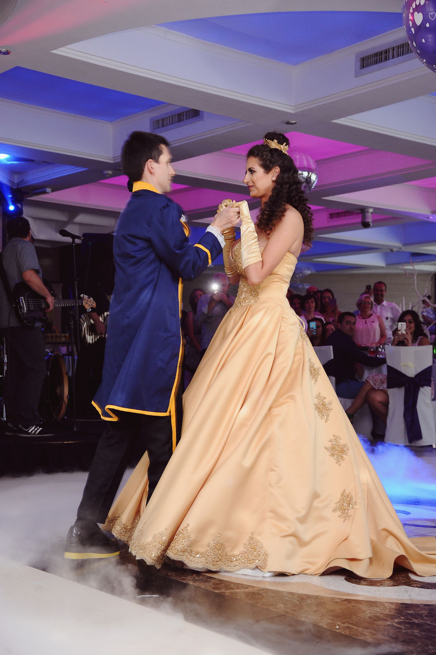 Cosplay-Loving Couple Even Made Their Wedding A Cosplay Cosplay-Loving Couple Even Made Their Wedding A Cosplay