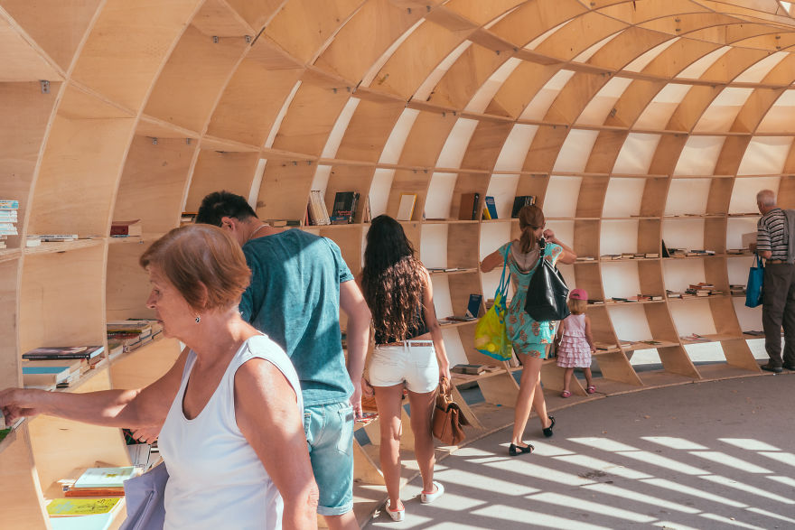 This Street Library In Bulgaria Encourages People To Read This Street Library In Bulgaria Encourages People To Read