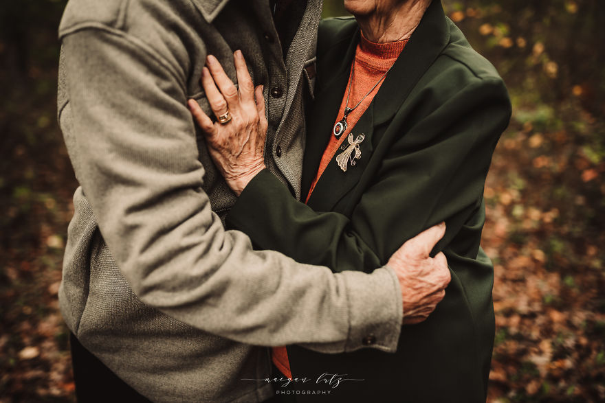 Любовь пожилых мужчин. Влюбленные старики. Пожилые влюбленные пары. Пожилые люди Эстетика. Фотосессия пожилой пары.