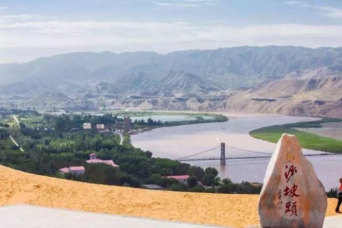 The Glass Bridge In China Will Amaze You With Optical Illusions Painted On The Ground