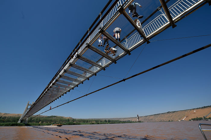 The Glass Bridge In China Will Amaze You With Optical Illusions Painted On The Ground The Glass Bridge In China Will Amaze You With Optical Illusions Painted On The Ground