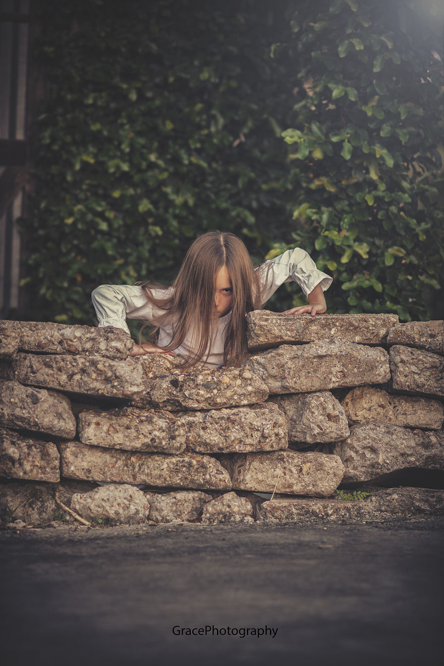 This American Photographer Specializes In Photographing Kids In Costume For Halloween, And It's Seriously Spooky