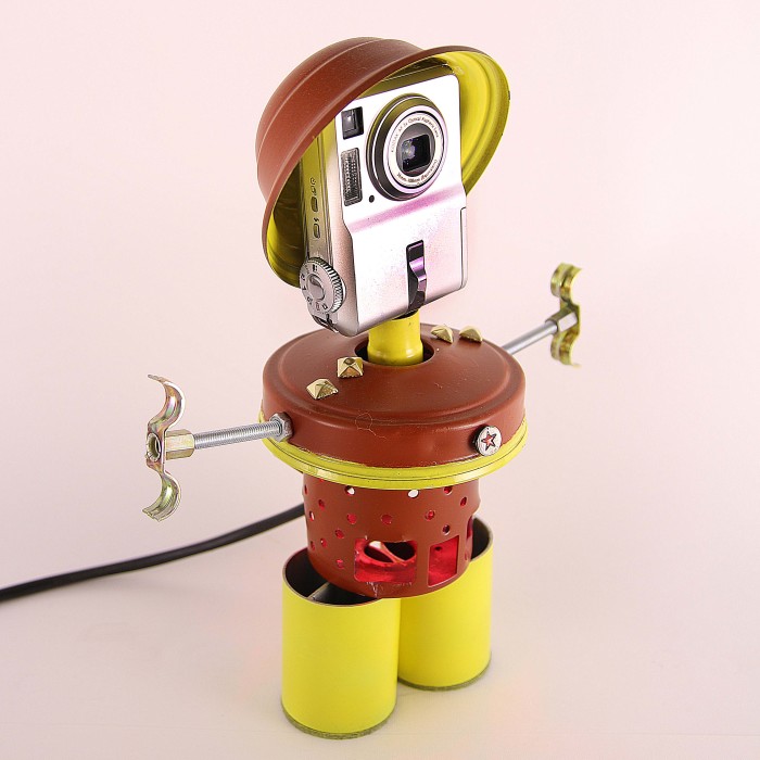 From Junk To Art: Check Out The New Generation Of Robot Lamps By Captain Heartless.