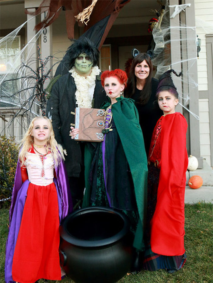 Hocus Pocus Costume With The Sanderson Sisters, Billy And Binx The Cat.