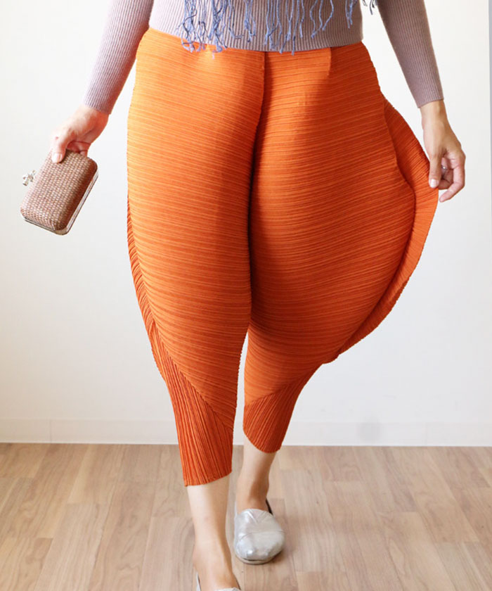 Pants That Will Give You 'Fried Chicken' Legs Exist, And The Internet Can't Stop Laughing Pants That Will Give You 'Fried Chicken' Legs Exist, And The Internet Can't Stop Laughing