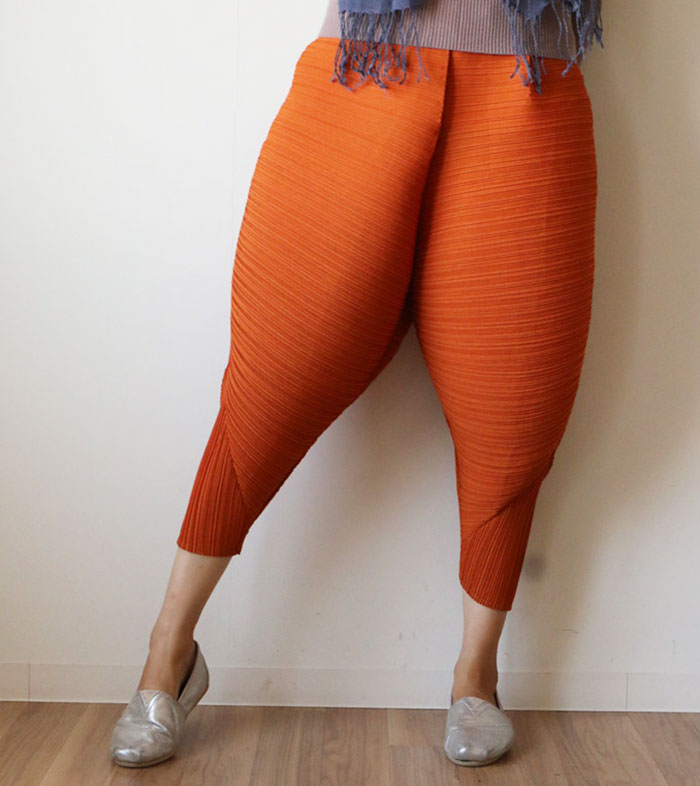 Pants That Will Give You 'Fried Chicken' Legs Exist, And The Internet Can't Stop Laughing Pants That Will Give You 'Fried Chicken' Legs Exist, And The Internet Can't Stop Laughing