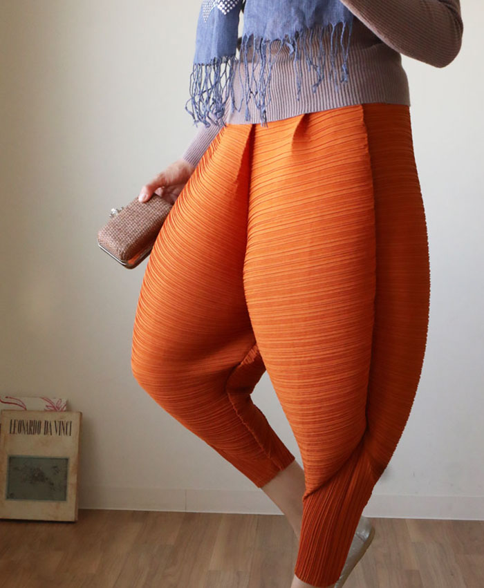 Pants That Will Give You 'Fried Chicken' Legs Exist, And The Internet Can't Stop Laughing Pants That Will Give You 'Fried Chicken' Legs Exist, And The Internet Can't Stop Laughing