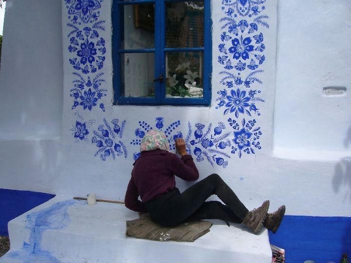 90-Year-Old Czech Grandma Turns Small Village Into Her Art Gallery By Hand-Painting Flowers On Its Houses 90-Year-Old Czech Grandma Turns Small Village Into Her Art Gallery By Hand-Painting Flowers On Its Houses