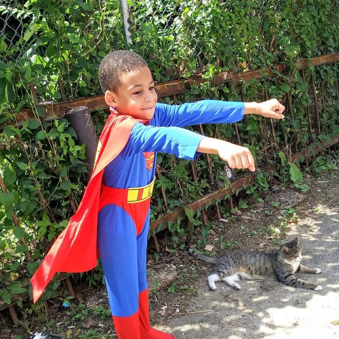 5 Year Old Dresses Up To Help Homeless Cats, Thinks He’s A Superhero To Them 5 Year Old Dresses Up To Help Homeless Cats, Thinks He’s A Superhero To Them