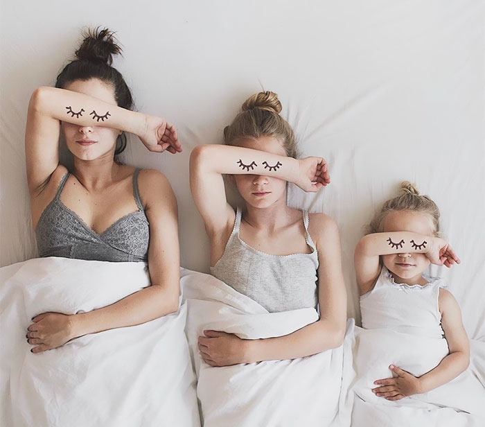 Esta madre hace adorables fotos de sus hijas con ella llevando ropa a juego (Parte 2)